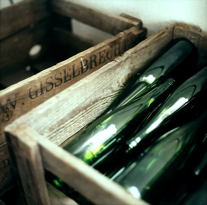 Holzkiste mit liegenden Weinflaschen von Antoine Heinrich aus dem Elsass, stilvoll präsentiert mit Fokus auf die traditioneller Holzverpackung