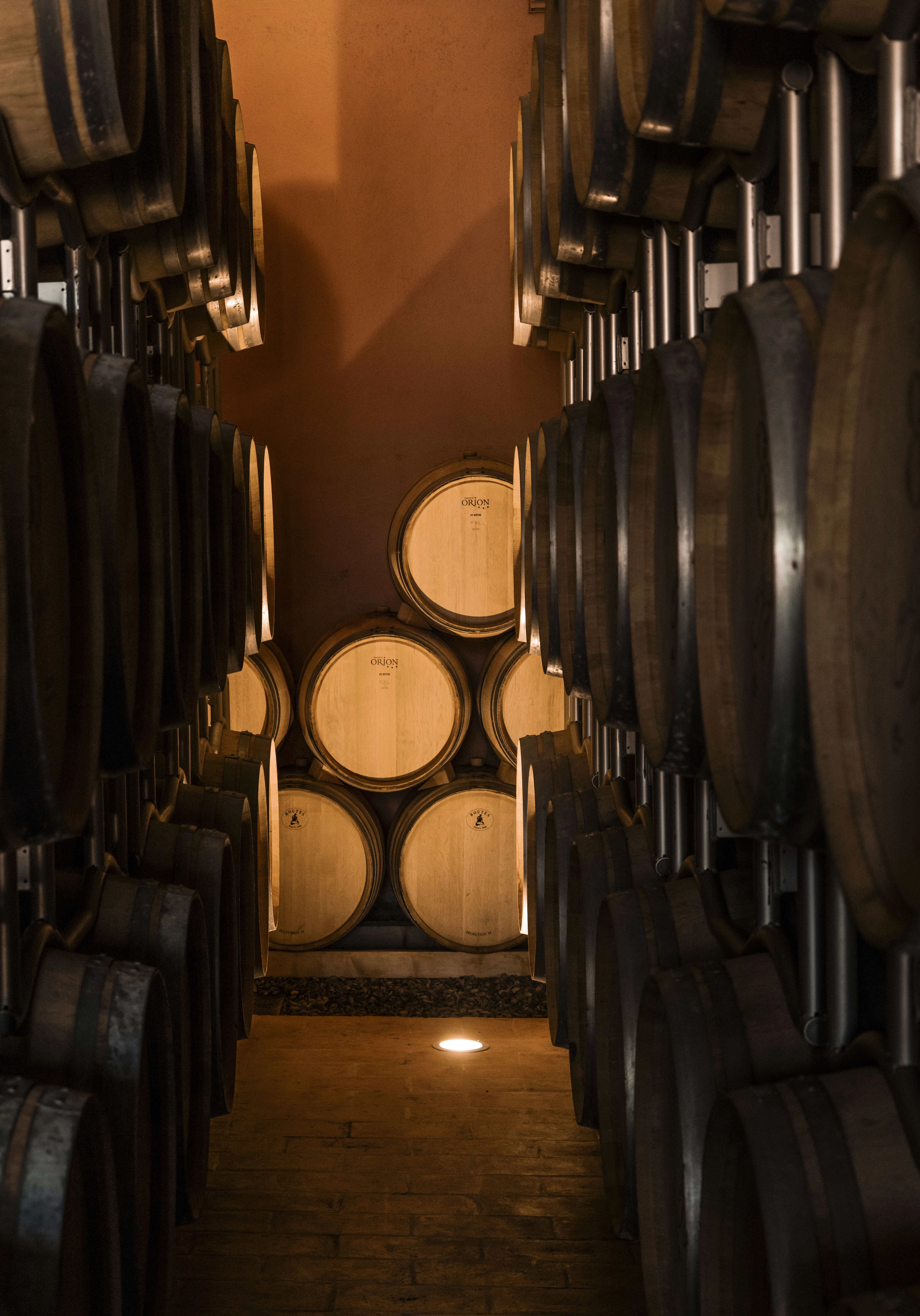 Weinfässer im Weinkeller des Weinguts Barbanera während der Weinreifung