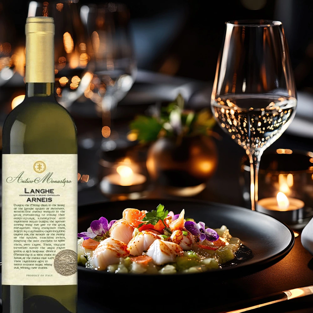 Flasche Antico Monastero Langhe Arneis auf einem Tisch mit einem Teller Jakobsmuscheln und Kerzenschein